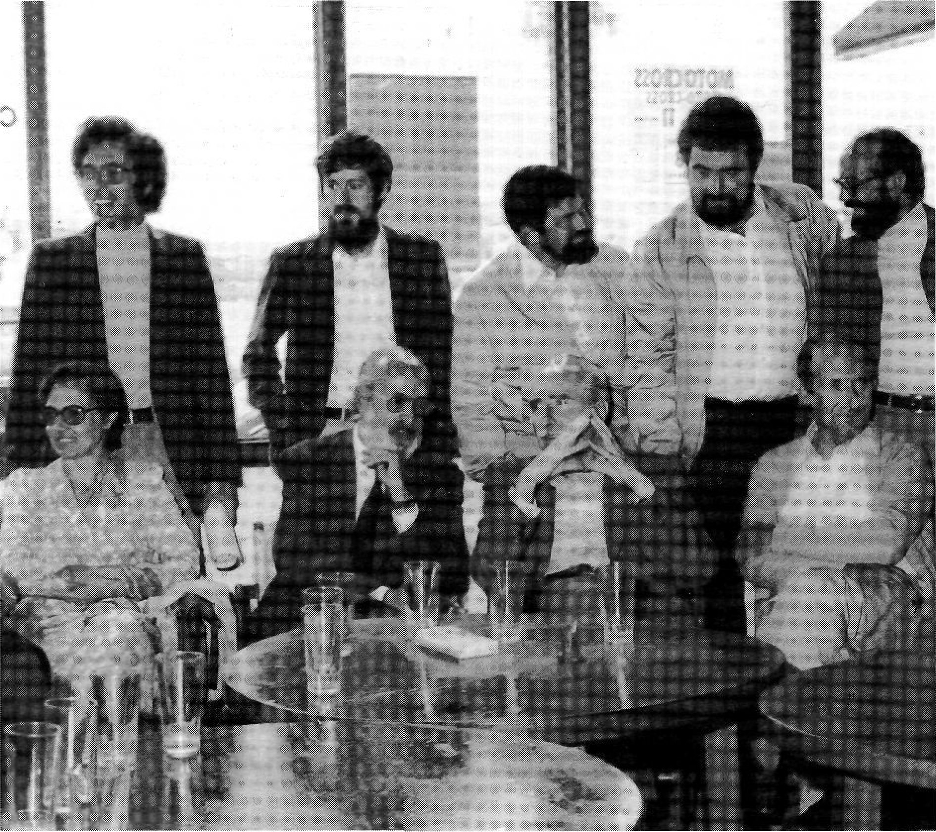 Josep Maria Llompart i M. Villangómez durant la celebració del Ve Curs Eivissenc de Cultura amb diversos membres de l'Institut d'Estudis Eivissencs.