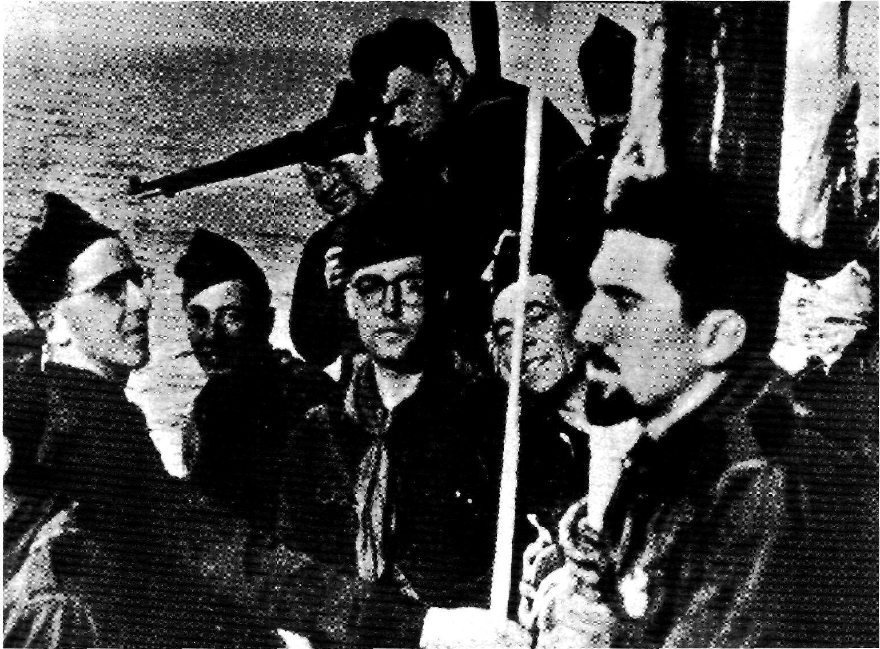 El comte Rossi comprova el seu fusell, camí d'Eivissa. (Foto: La Guerra de España. El País, 1986.)