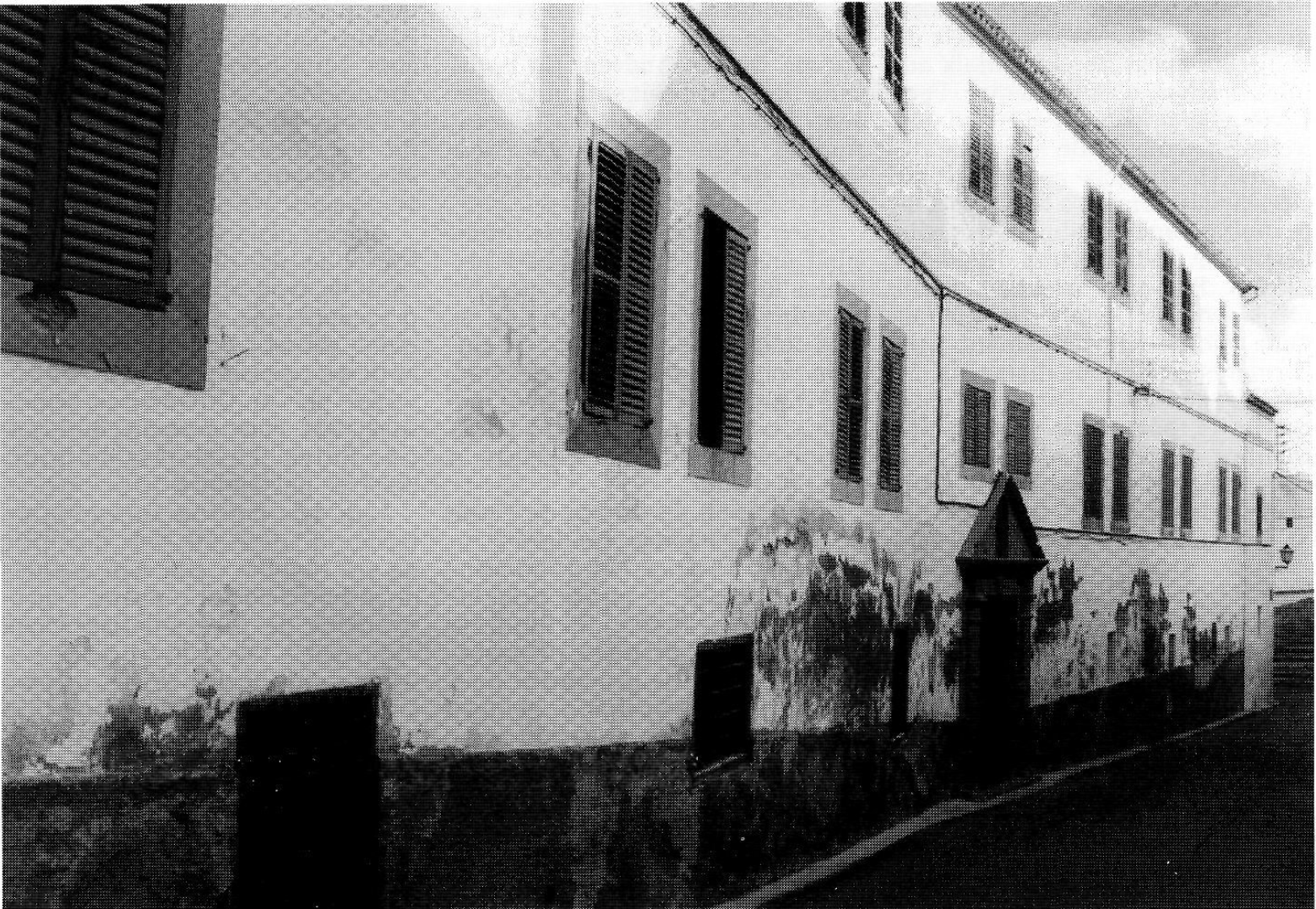 Antic convent dels dominics, ara Ajuntament de la ciutat d'Eivissa. El fet que des de la seua edificació fins a 1963 hagi allotjat pràcticament sempre escoles entre els seus murs el converteix en edifici emblemàtic de l'ensenyança eivissenca.