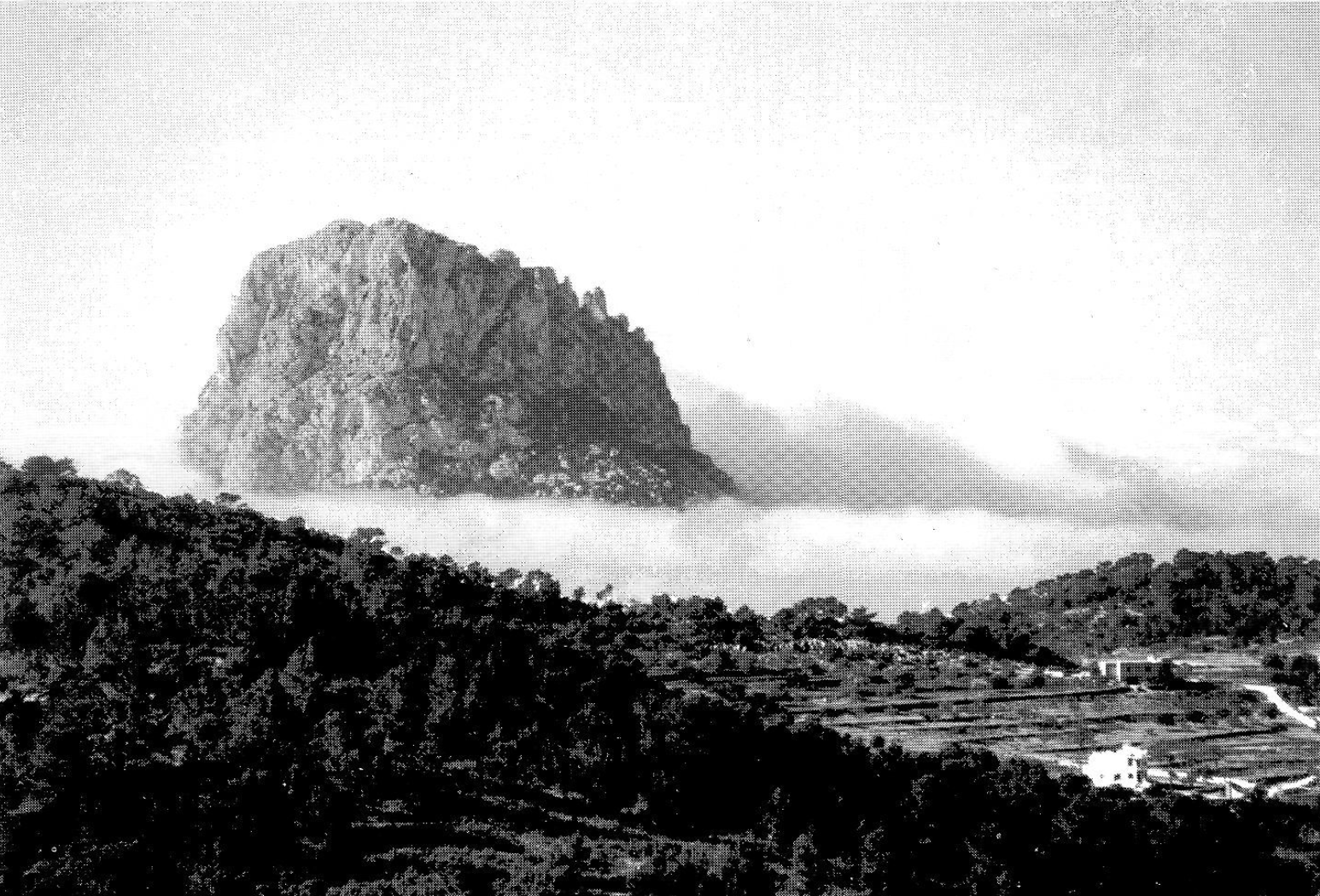 L'illot del Vedrà envoltat per una barra de boira. (Foto: Vicent Ribas, 'Trull'.)