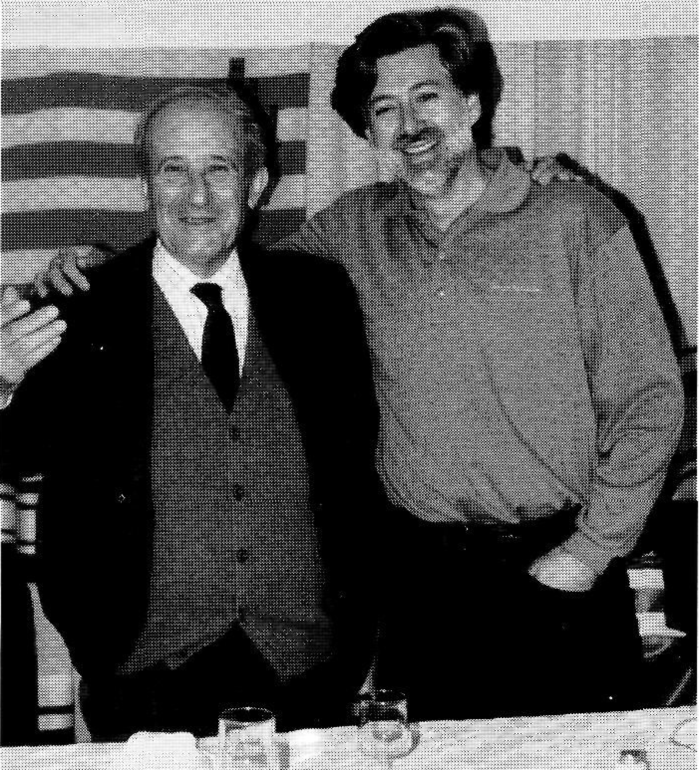 El president de l'Institut d'Estudis Eivissencs felicita Jean Serra per la Menció Sant Jordi 1994. (Foto: V. Ribas, 'Trull'.)