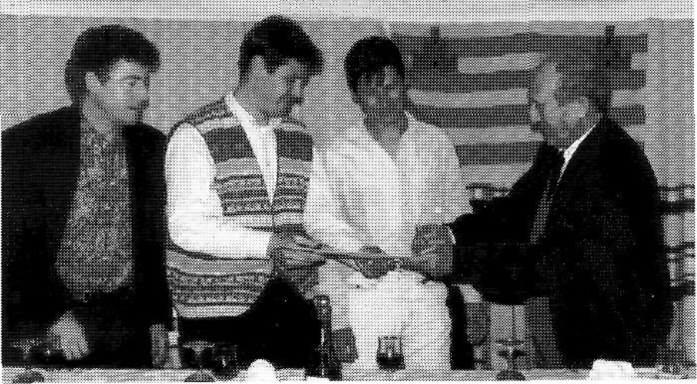 El president de l'Institut d'Estudis Eivissencs, Sr. Joan Marí Cardona, lliura les Mencions Sant Jordi 1994 al Sr. Jean Serra i al grup musical Aires Formenterencs.