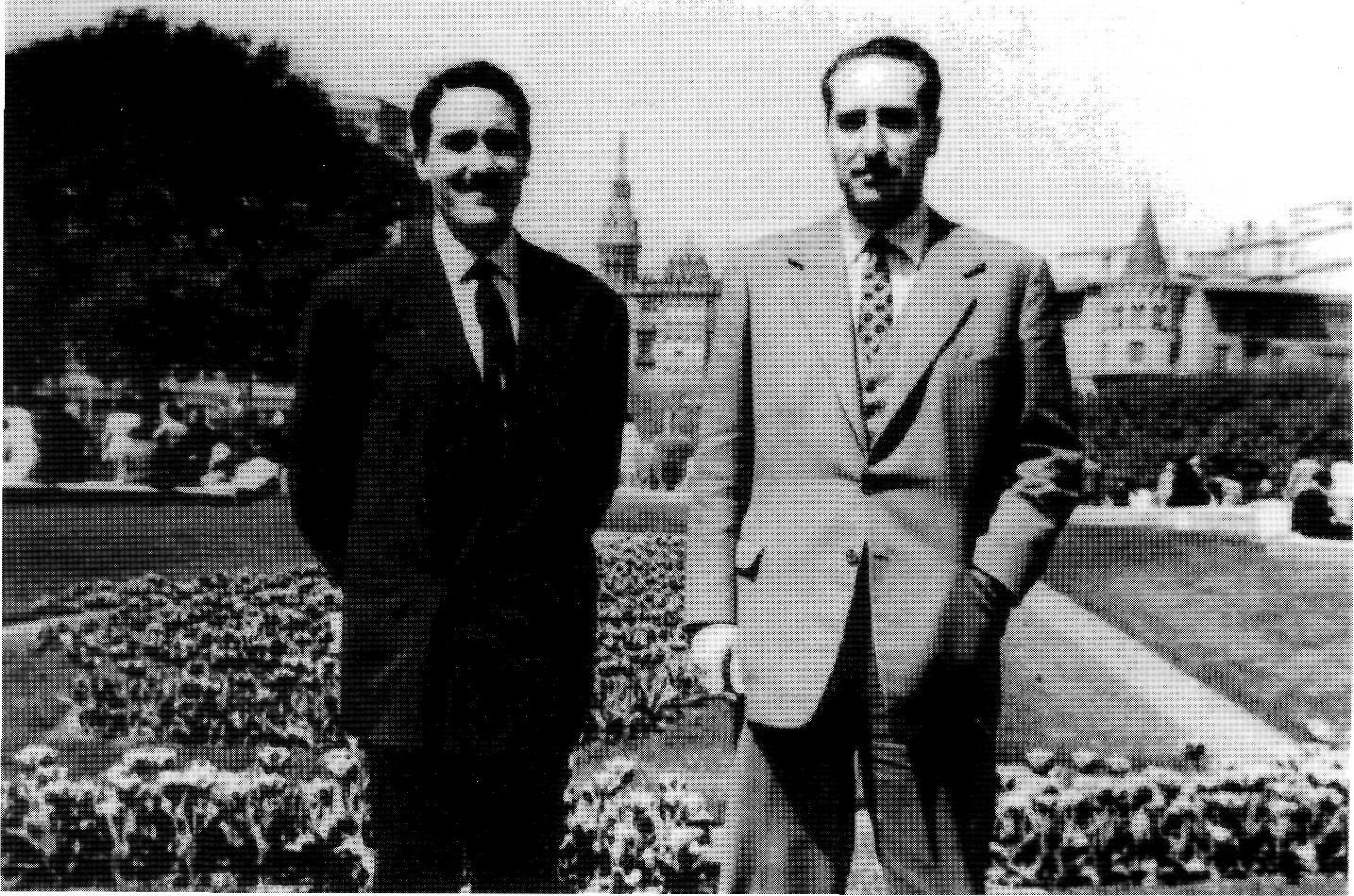 El poeta Joan Barat i l'autor de l'article, a la plaça de Catalunya de Barcelona (1955).