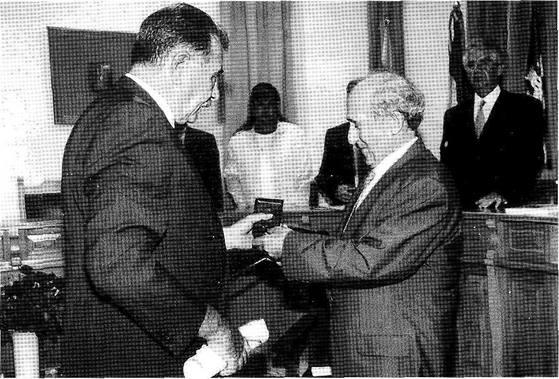 El President Antoni Marí Calbet, entrega la Medalla d'Or del Consell Insular a Joan Marí Cardona.