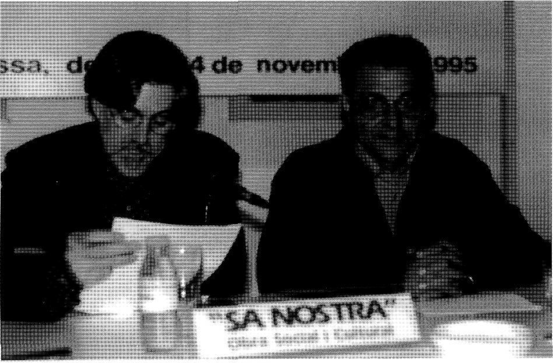 Jean Serra llegeix durant la presentació, al costat de Pere Vilàs.