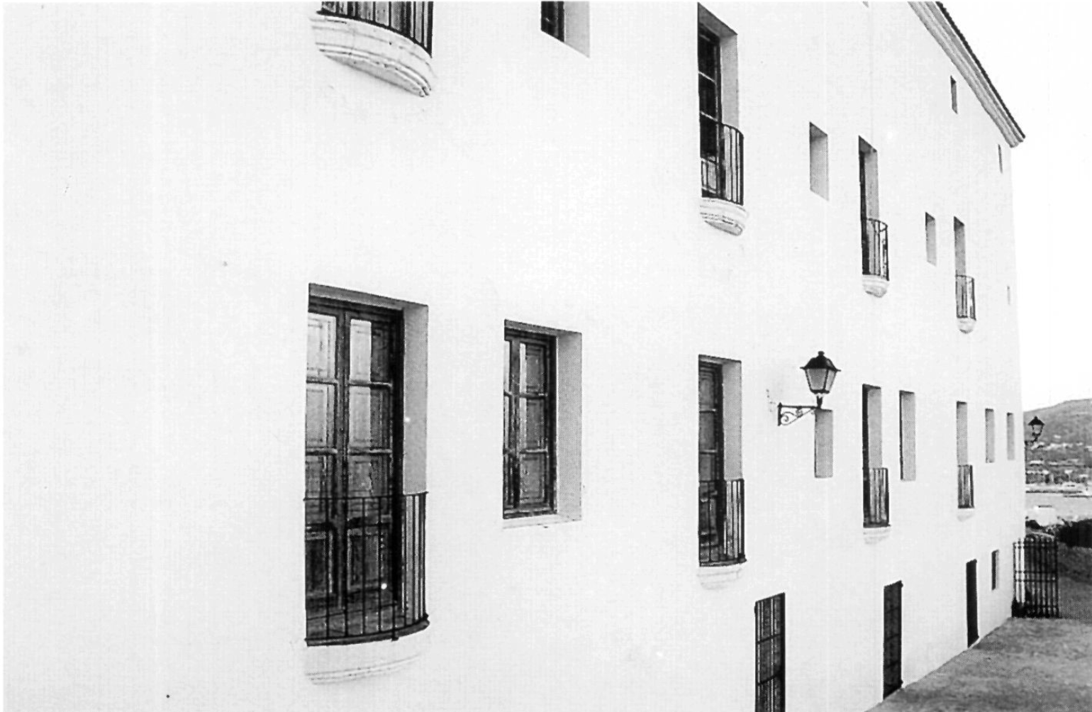 Façana de llevant, cap a la mar, del convent de dominics. L'institut hi obria algun dels seus balcons. (Foto: Felip Cirer.)