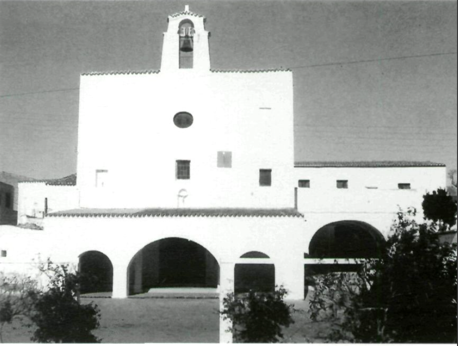 Església blanca de Sant Josep de sa Talaia, façana principal amb porxo i campanar.