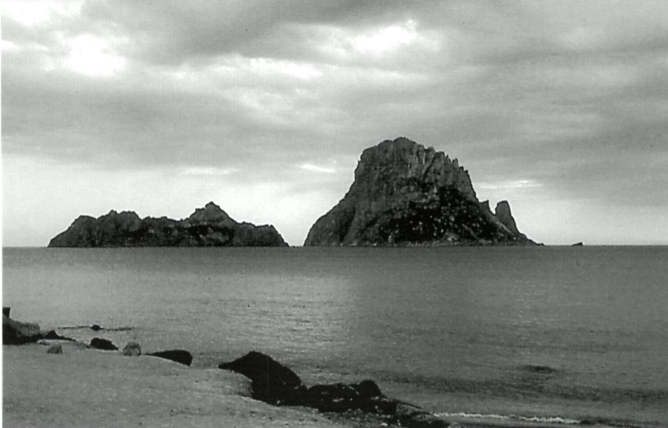 El Vedrà i el Vedranell vistos des de cala d'Hort. (Foto: Felip Cirer Costa.)