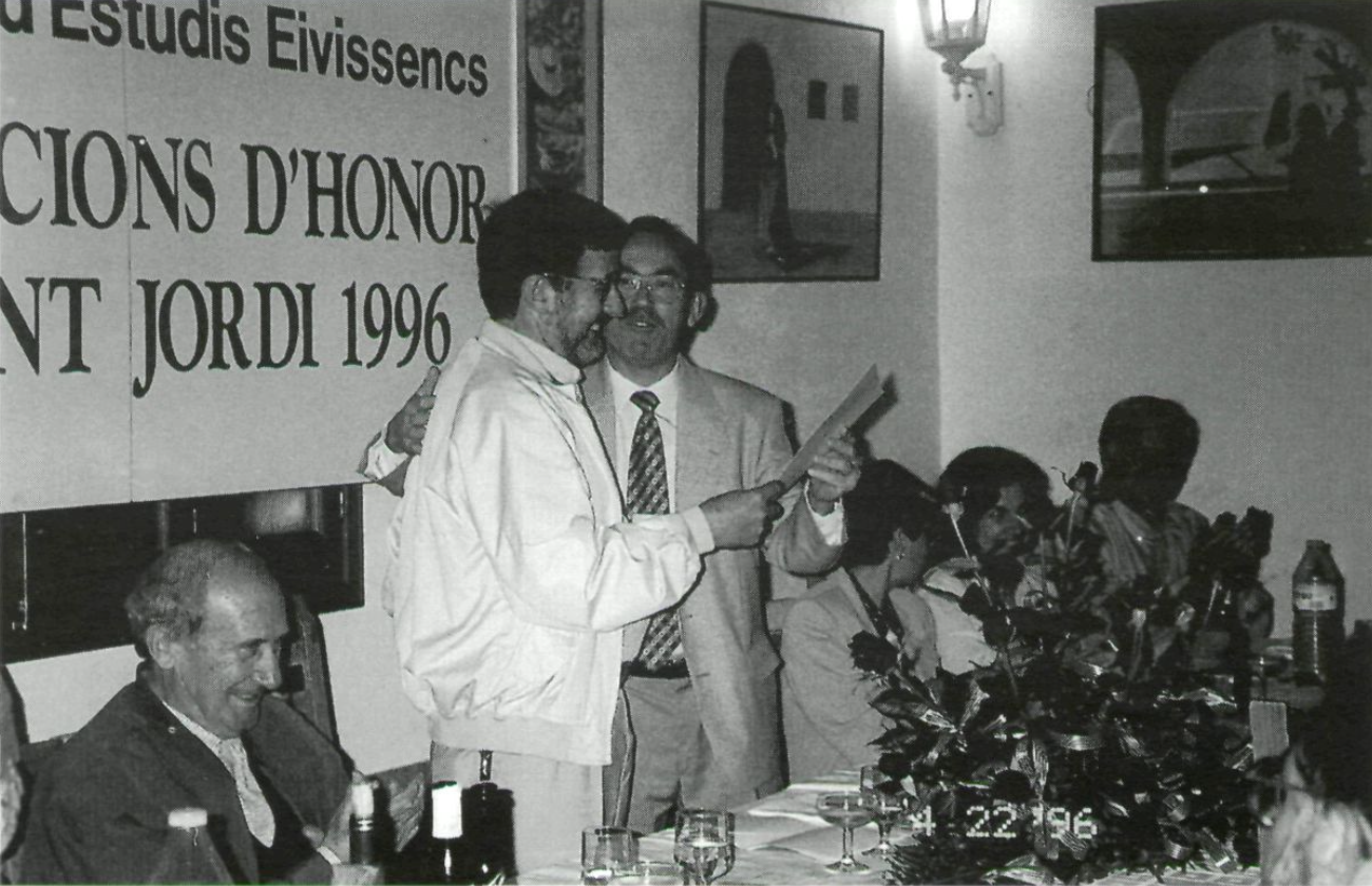 El president de l'Institut entrega el diploma de la Menció d'Honor Sant Jordi a Josep Marí, després del sopar al restaurant Can Bernat, de Santa Gertrudis de Fruitera. (Foto: Pere Yern.)