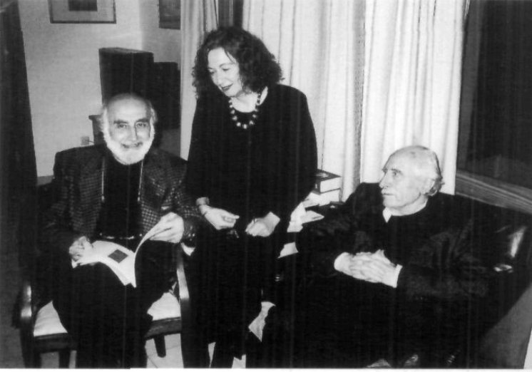 Josep Palau i Fabre i Neus Riera Balanzat, devora M. Villangómez Llobet, en la visita que van fer a l'escriptor eivissenc el dia 12 de març de 1997. (Foto: Josep Marí.)