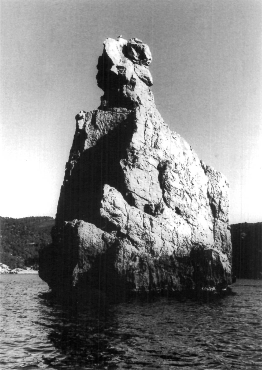 El cap Bernat, davant el port de Benirràs.