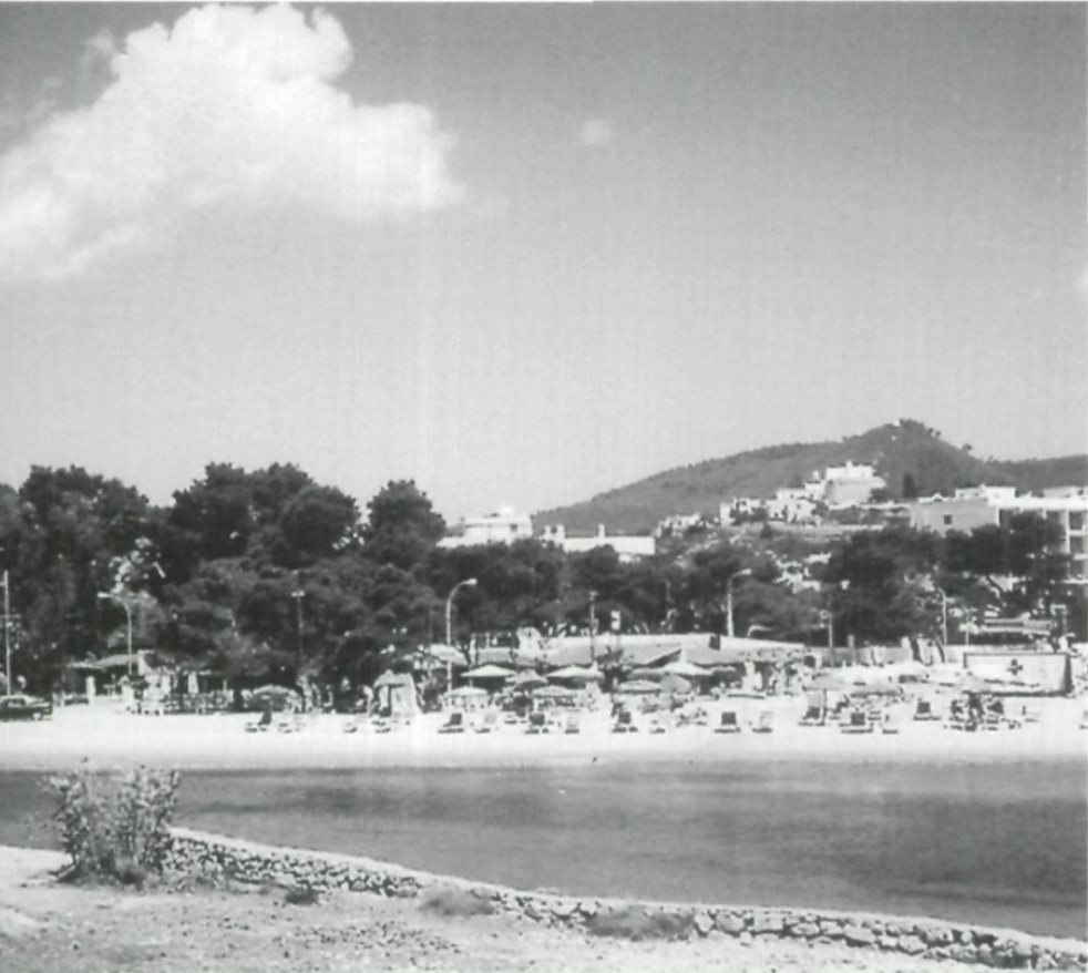 Vista actual de la desembocadura del riu, amb la torre i l'església de Santa Eulària al fons