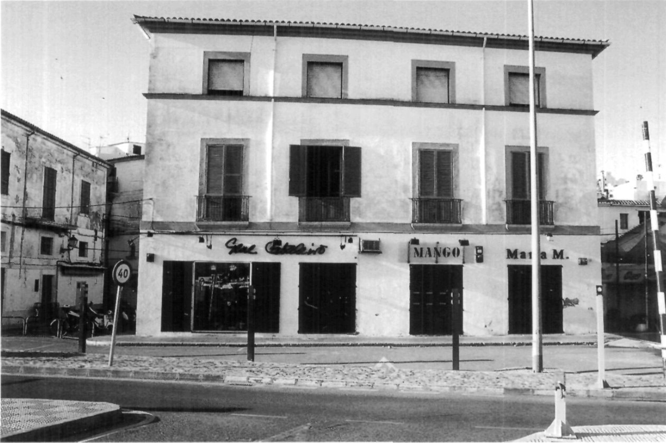 En traslladar-se a l'edifici de la Salinera, el Casino del Comercio es fusionà amb el Liceo Ebusitano. Així va néixer, el 1890, el Casino Ibicenco.