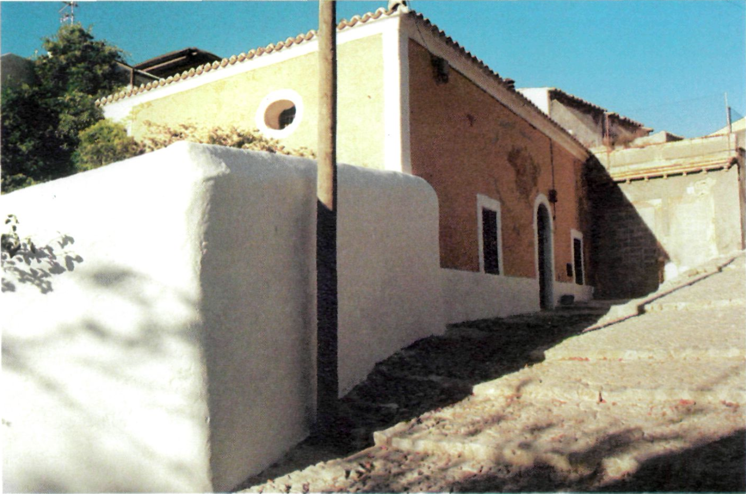 Al número 6 del carrer de la Costa Vella, al mateix barri de Dalt Vila, el Liceo Ebusitano va tenir la seua última seu.