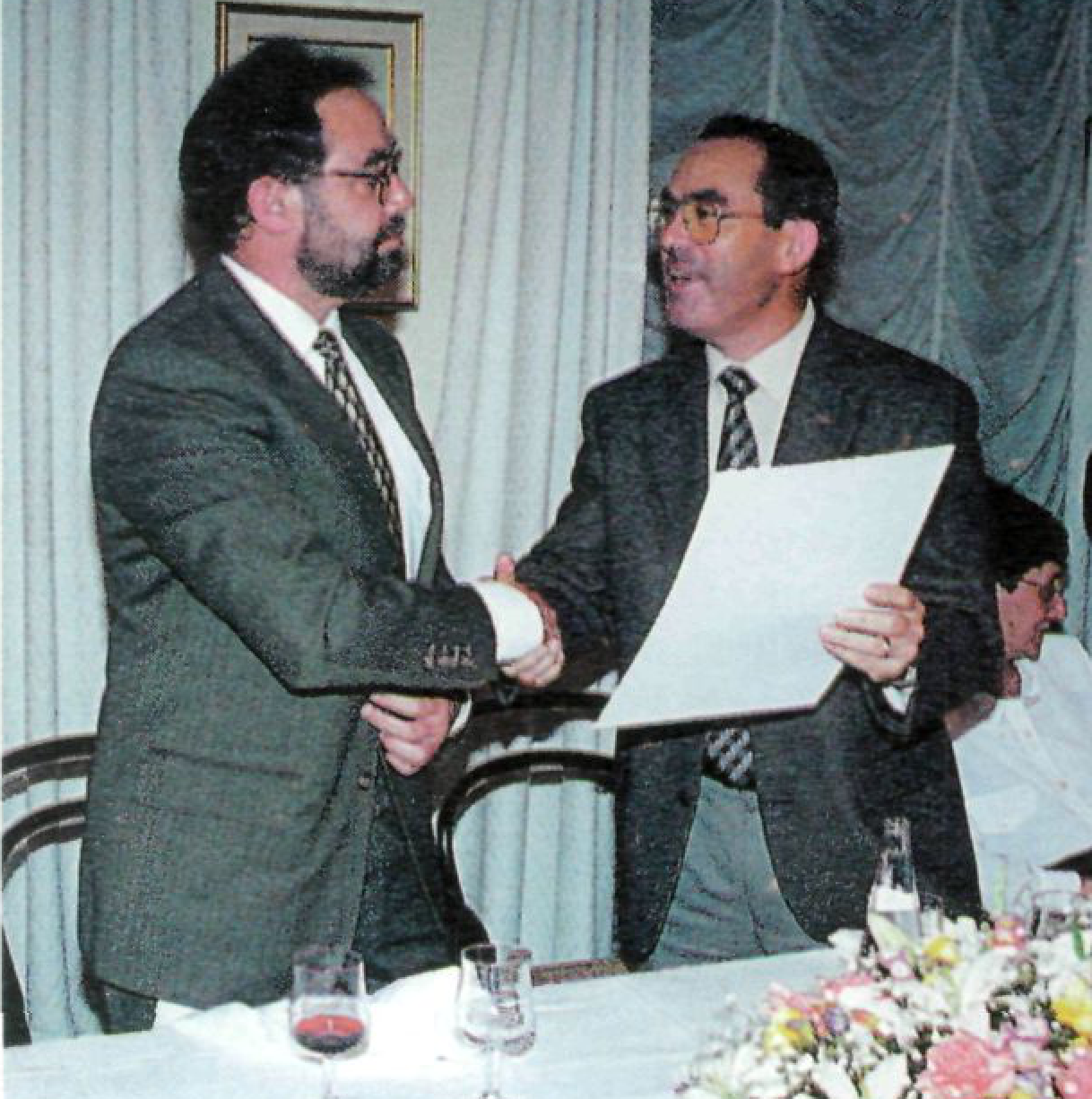 Marià Serra lliurant diploma a Guillem Puget