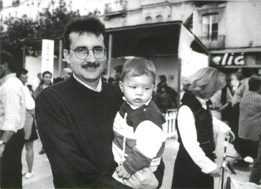 Enrique Fajarnés Ribas amb un infant a la Trobada