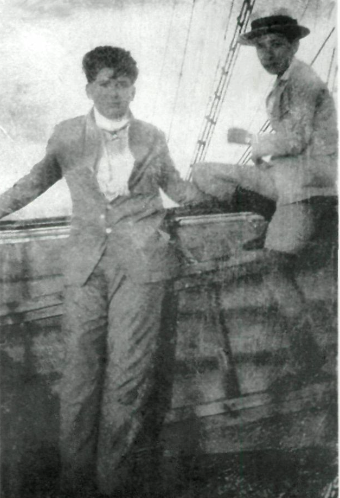 L'autor de l'article i el seu germà Joan de tornada de Múrcia en el vaixell que feia el trajecte d'Alacant a Eivissa.