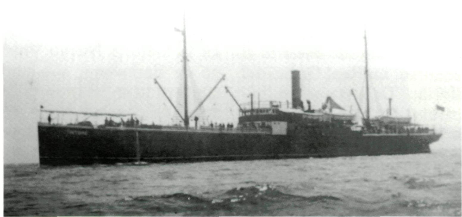 El Tintoré, un dels vaixells que feien les línies d'Eivissa devers l'any 1927. (Foto: Todo Avante, Compañía Trasmediterránea, 1991.)