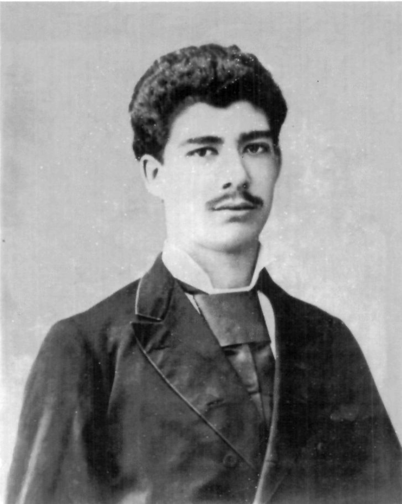 Joan Villangómez Llombard, farmacèutic, en qui, com a besnét de l'apotecari Sebastià Llombard Carreres, conflueixen les tradicions farmacològiques dels Carreres i dels Llombard.
