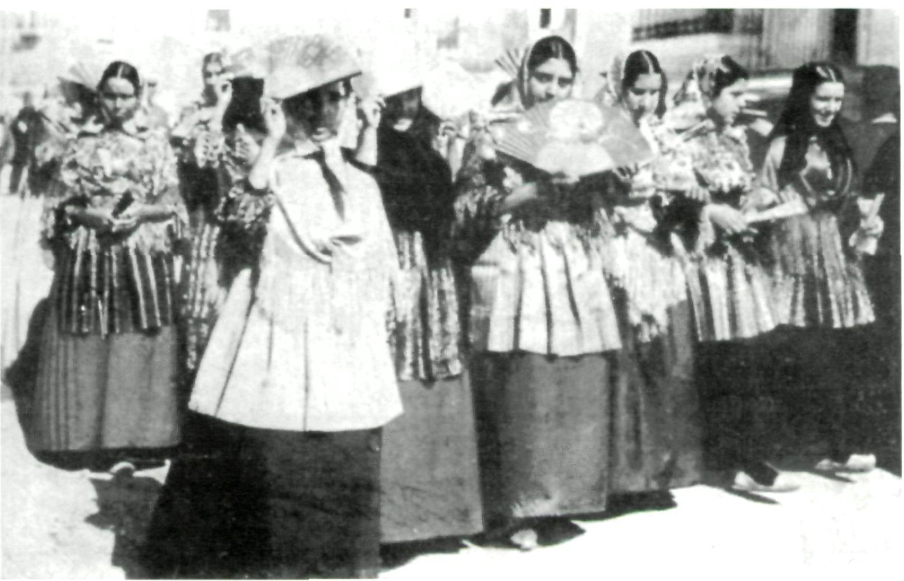 Pageses endiumenjades passegen pels carrers d'Antoni Palau i d'Hanníbal, que constitueixen l'anomenat popularment carrer de ses Farmàcies, en una imatge del llibre Ibiza y Formentera, guía gráfica, de Josep Costa Ferrer.