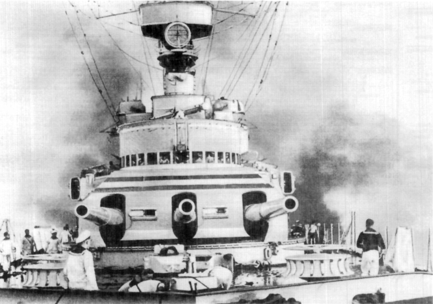 El Deutschland, el 29 de maig de 1937 a Eivissa, envoltat de fum. (Foto: Die Zeit, 30 de maig de 1997.)