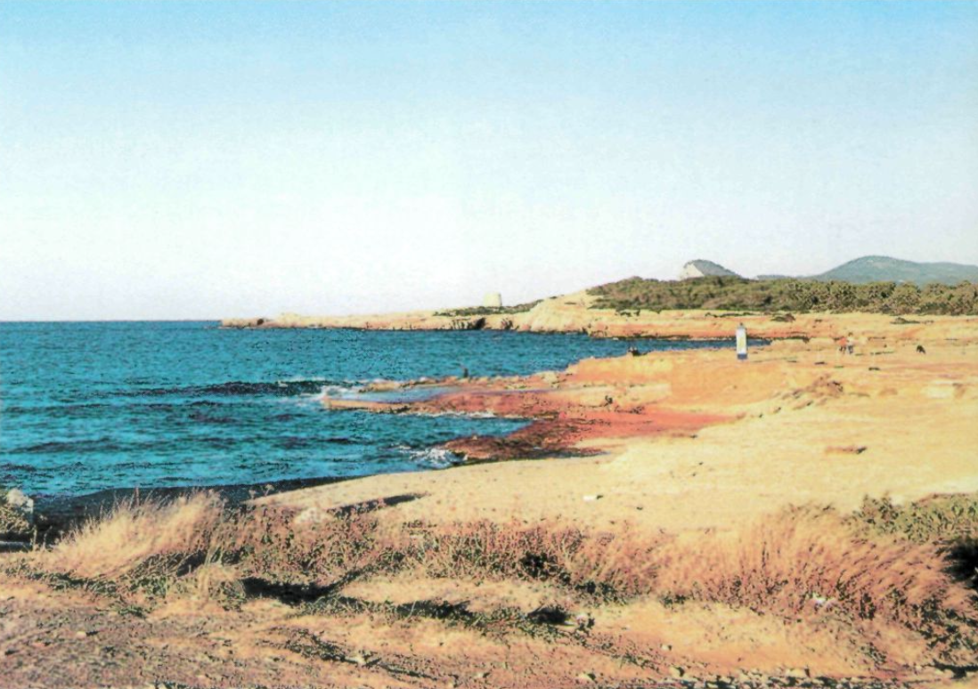 La torre de defensa costanera d'en Rovira i el cap Nunó des de Comte.