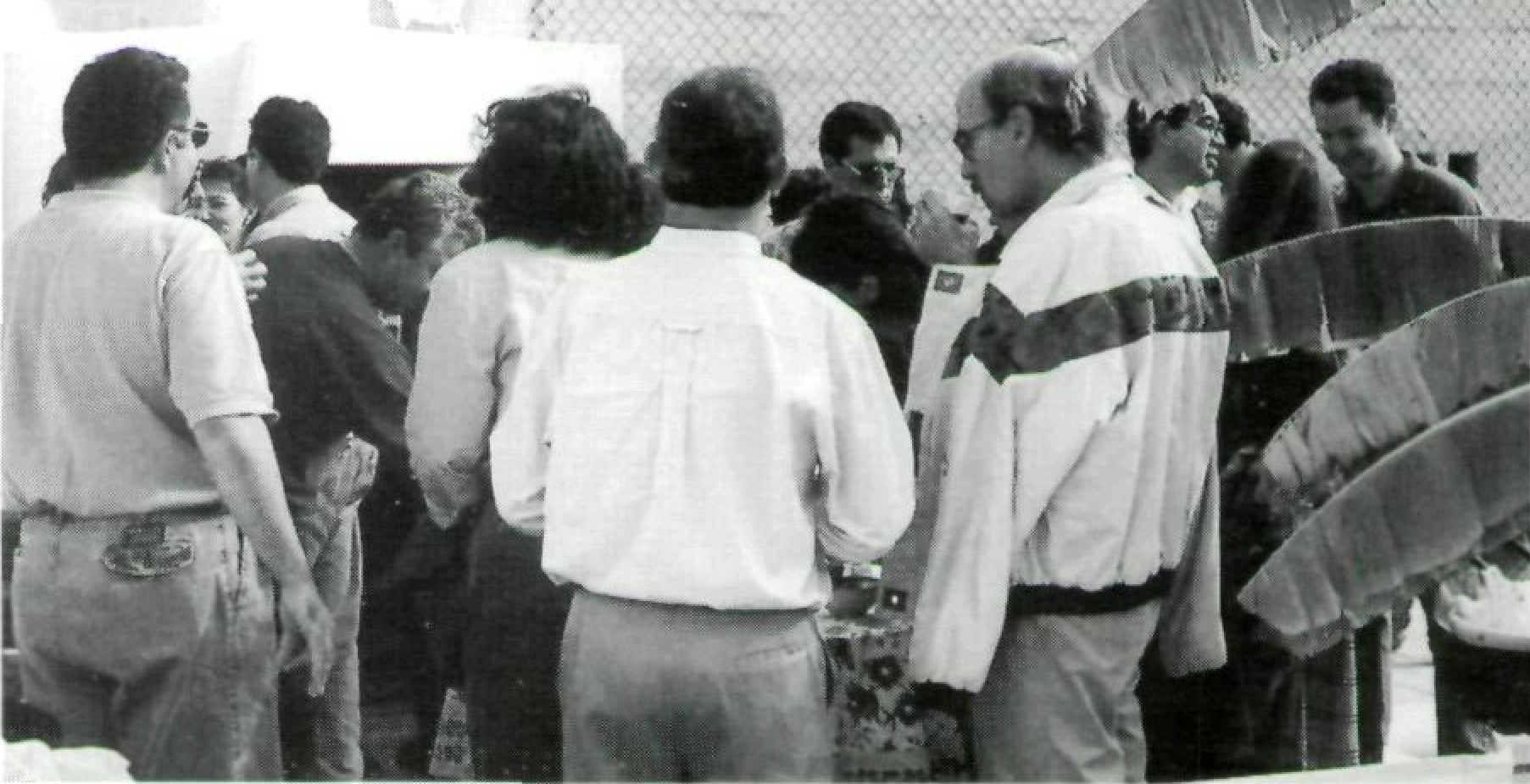 Grup de persones en una aula o sala de reunions