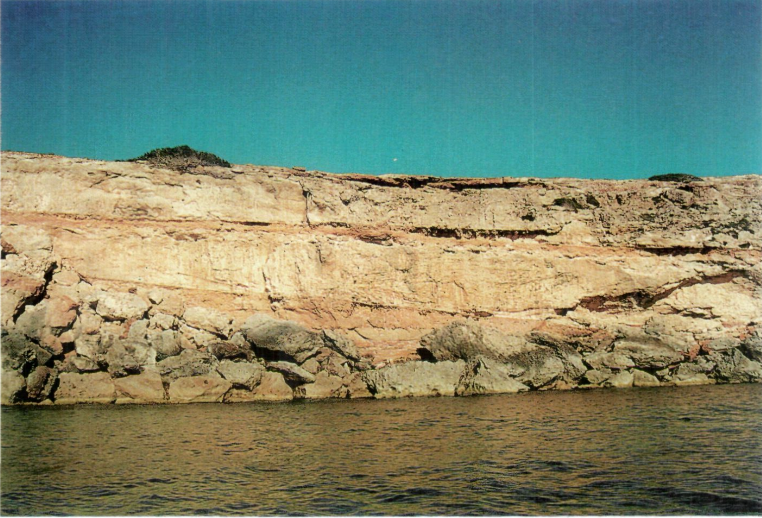 Penya-segat proper al pujol des Fum. Es troba situat a un quilòmetre al nord de cala Saona.