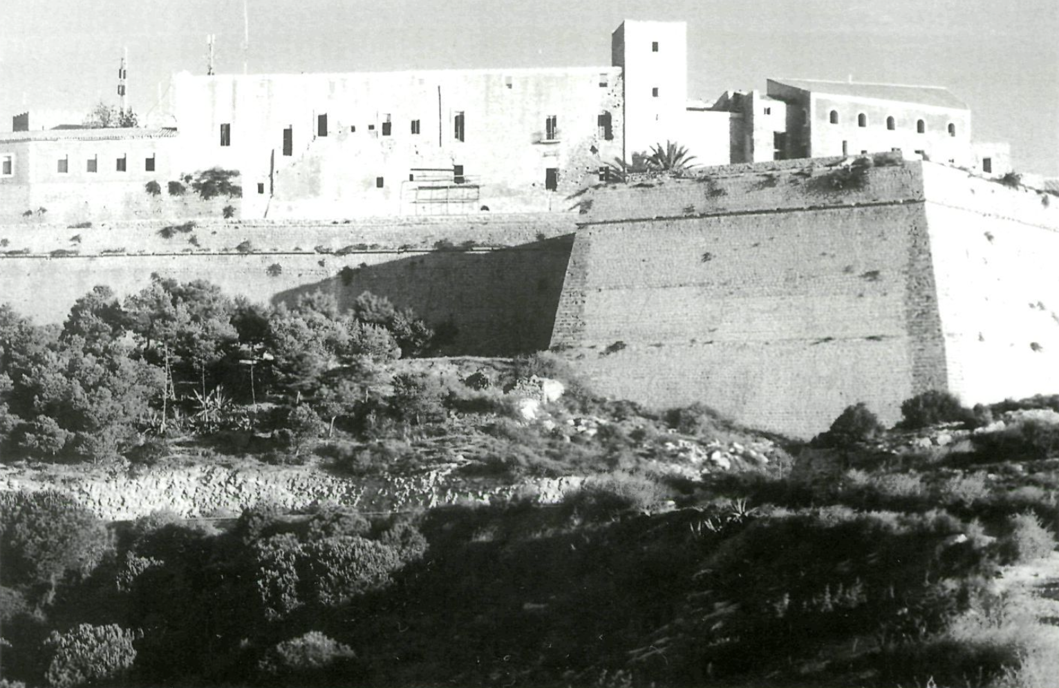 El vell castell i el baluard renaixentista de Sant Bernat. (Foto: revista EIVISSA.)
