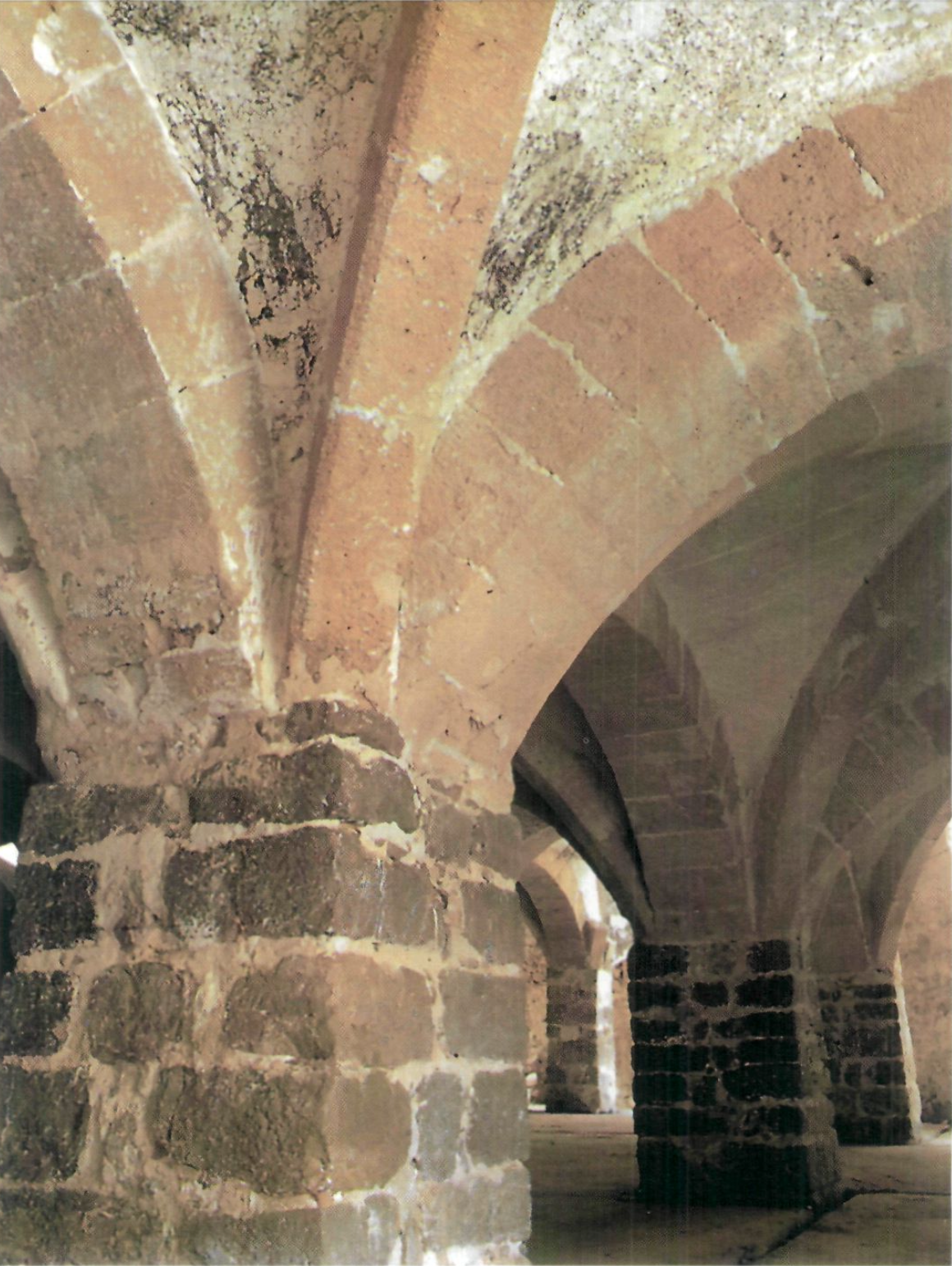 Detall d'una de les sales del castell. (Foto: Toni Pomar, del llibre Eivissa, la nau de pedra, editat per Lumberg Editores, S.A.)