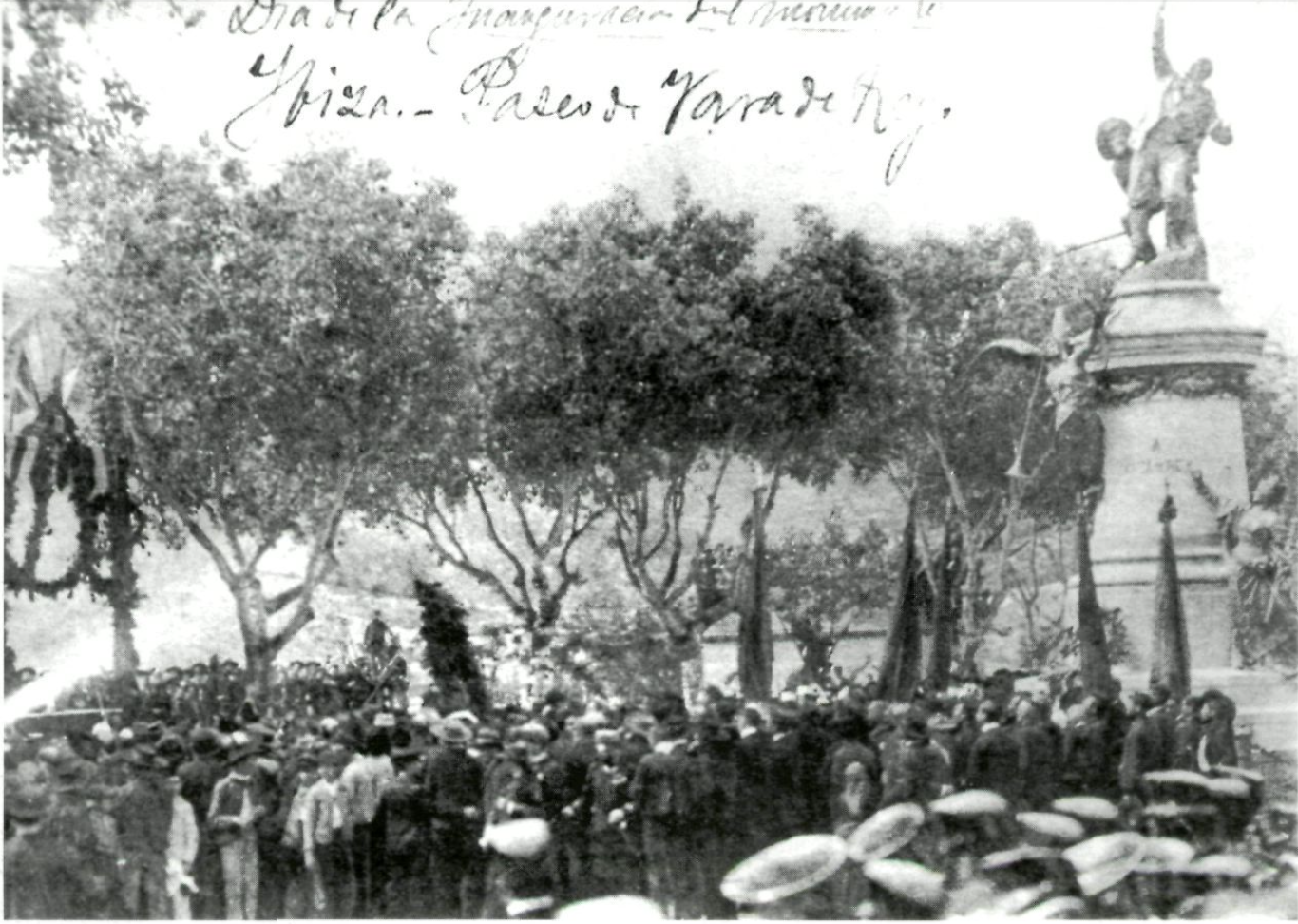L'any 1904 el rei Alfons XIII inaugurà el monument al general Vara de Rey. (Col·lecció Raymar.)