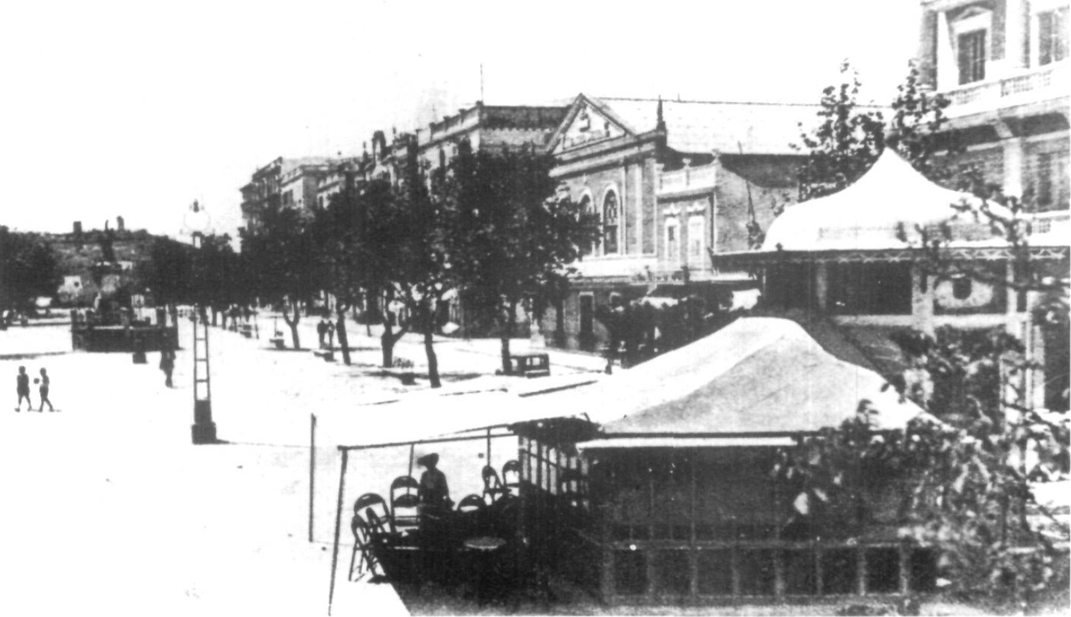El passeig abans de la guerra, amb el quiosc que hi va romandre fins al voltant de l'any 1960. (Foto Viñets.)