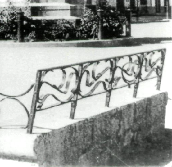 Un dels bancs del passeig. Detall d'una foto antiga. (Col·lecció Raymar.)