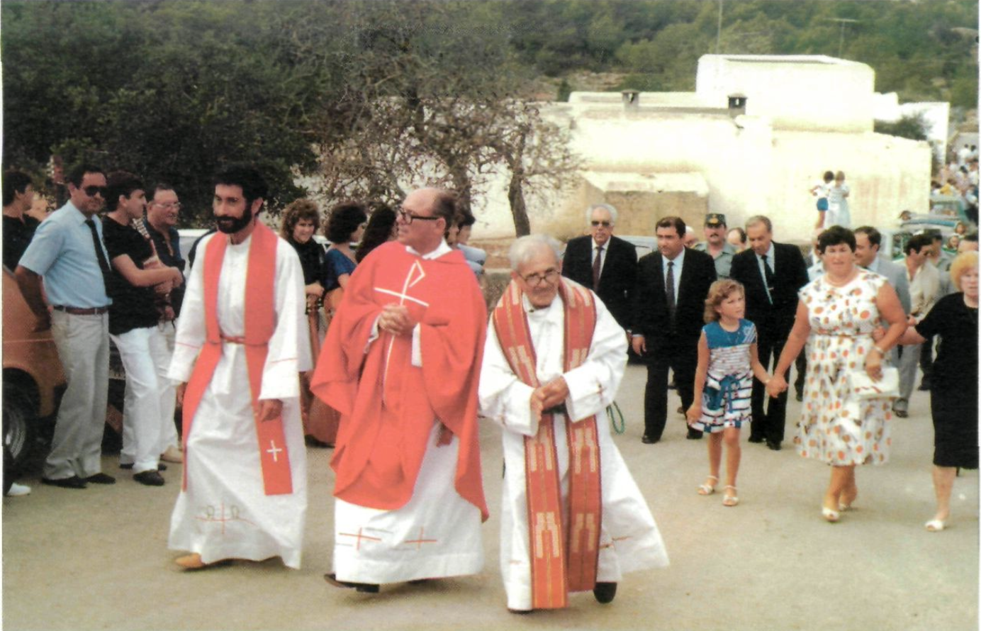 Mossèn Antoni Costa Bonet, en primer terme, a la processó del dia de Sant Mateu de 1985. (Foto: Josep Marí.)