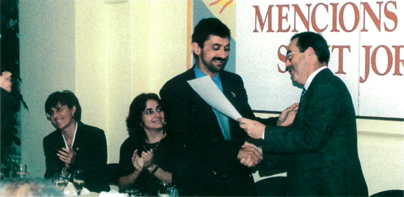 Marià Serra Planells, president de l'Institut d'Estudis Eivissencs, fa entrega del diploma acreditatiu de la Menció d'Honor Sant Jordi 1998 al president del GEN, Marià Marí Escandell. (Foto: revista EIVISSA.)