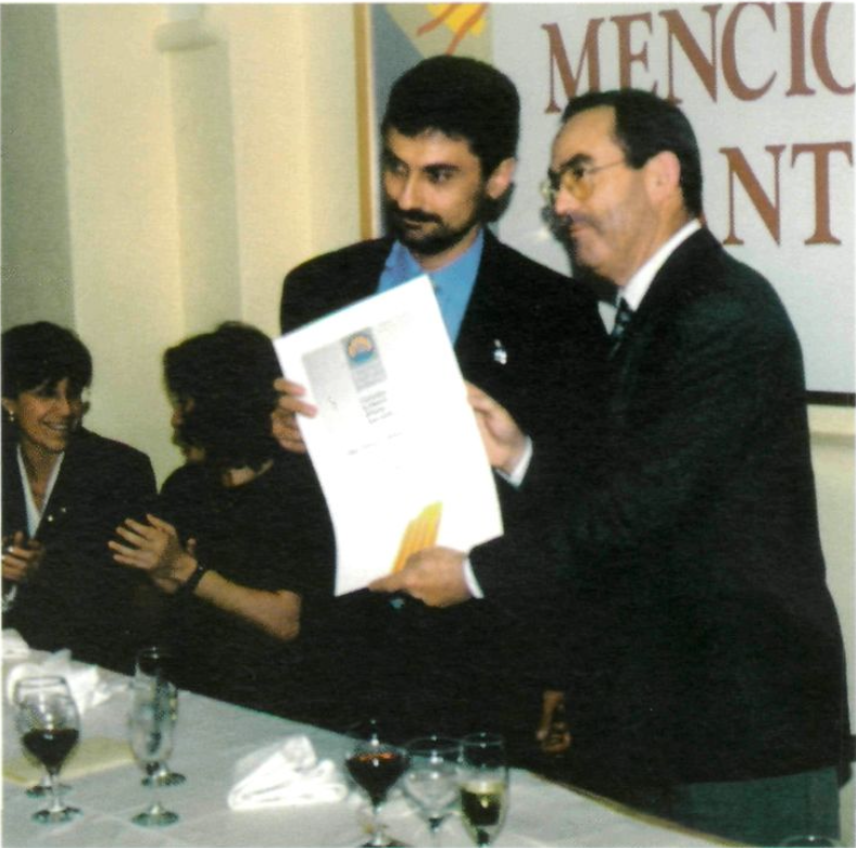 Marià Marí Escandell, president del GEN, rep la Menció d'Honor Sant Jordi 1998. (Fotos: revista EIVISSA.)