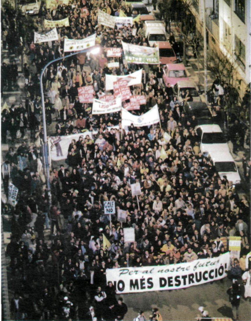 Manifestació nocturna massiva a Eivissa amb pancartes, una de principal diu 'Per al nostre futur NO MÉS DESTRUCCIÓ!'
