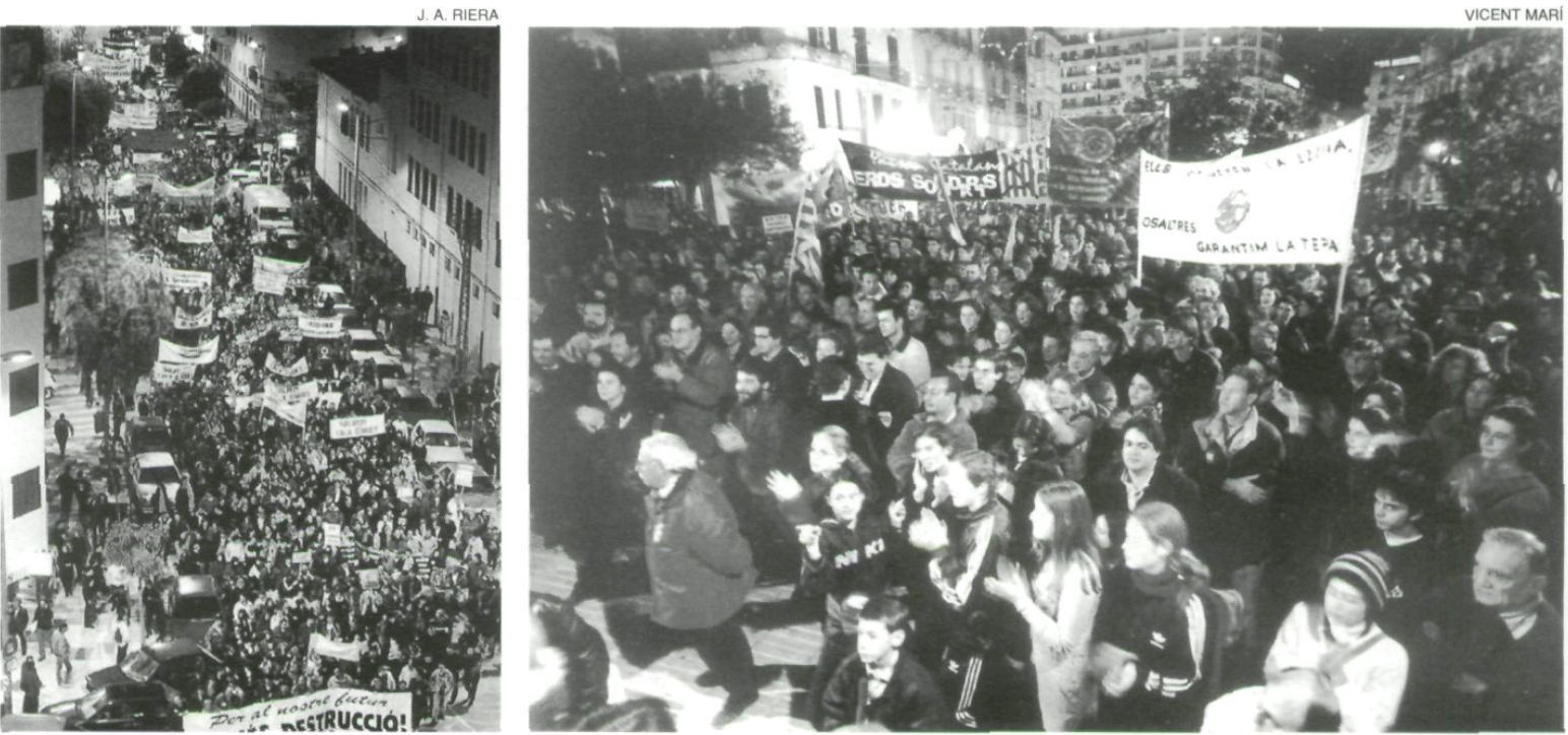 Manifestants marxant pel carrer amb pancartes com 'NO MÉS DESTRUCCIÓ!', vista aèria. Foto J. A. RIERA.