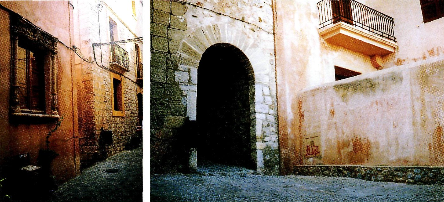 Portella de l'antiga murada medieval. A la segona meitat del s. XVI se l'anomenava Portella de Mossèn Gregori Serra, referint-se segurament a un notari d'aquest nom que exercia a Eivissa a principi d'aquell mateix segle.