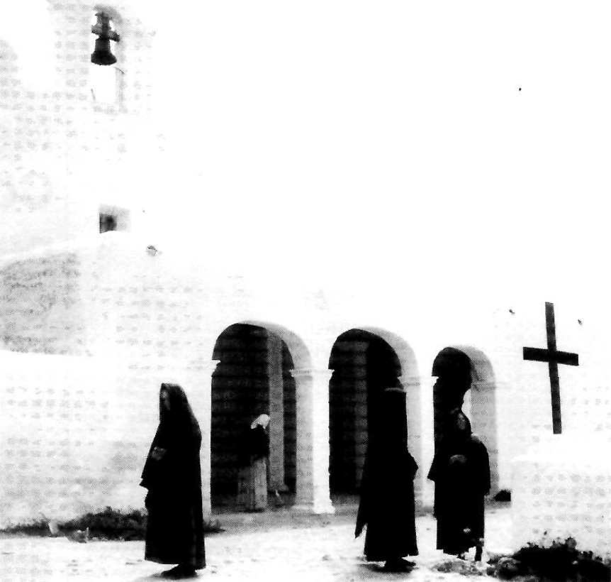 L'església de Sant Jordi, poble natal de Mn. Serra i Orvai, en una foto dels anys trenta. (Eivissa Antiga, 1999, Grup IF.)
