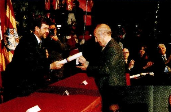 Joan Marí Cardona reb la medalla i diploma de mans del M. H. President de la C. Aut. Francesc Antich.