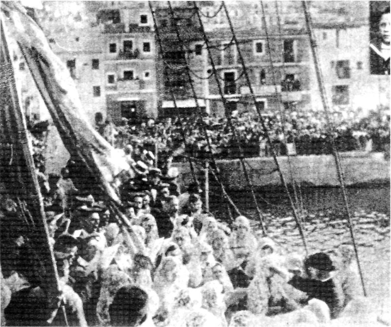 Arribada de l'Orfeó Vigatà el 6 d'agost de 1928 al port d'Eivissa. (Foto: Arxiu Històric de la Ciutat de Barcelona.)