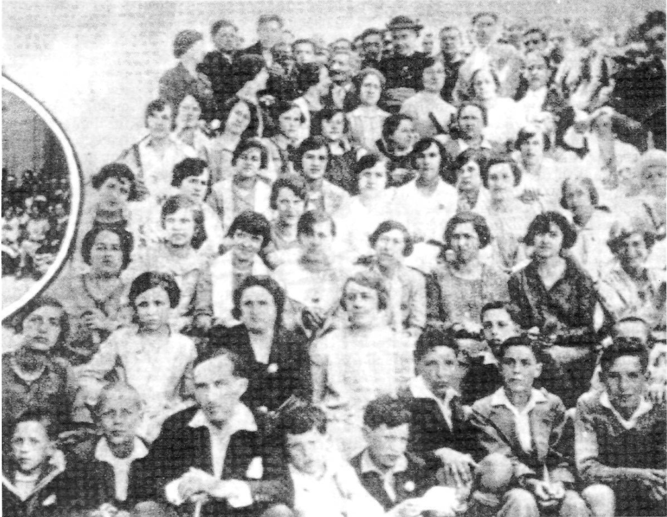 L'Orfeó Vigatà al palau episcopal d'Eivissa, amb el bisbe Huix, el 7 d'agost de 1928. (Foto: Arxiu Històric de la Ciutat de Barcelona.)