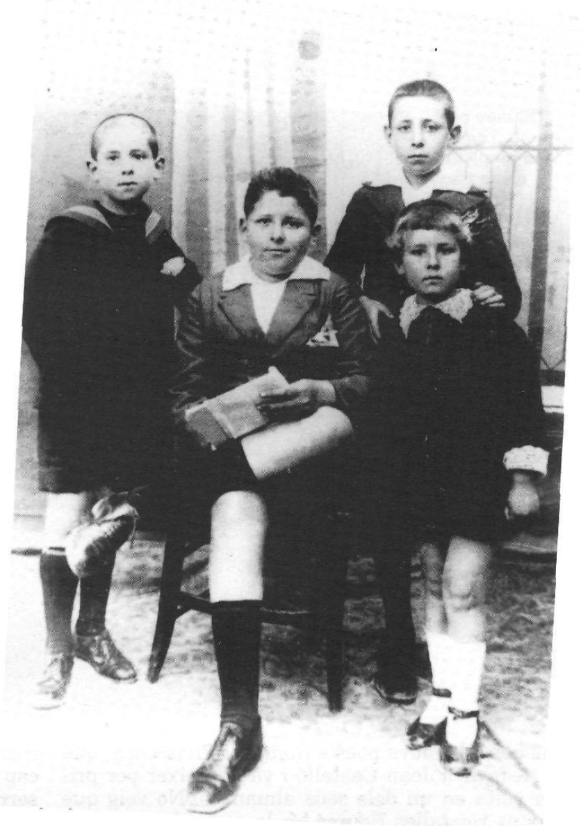M. Villangómez Llobet, tercer per l'esquerra, amb els seus tres germans en una foto dels anys vint.