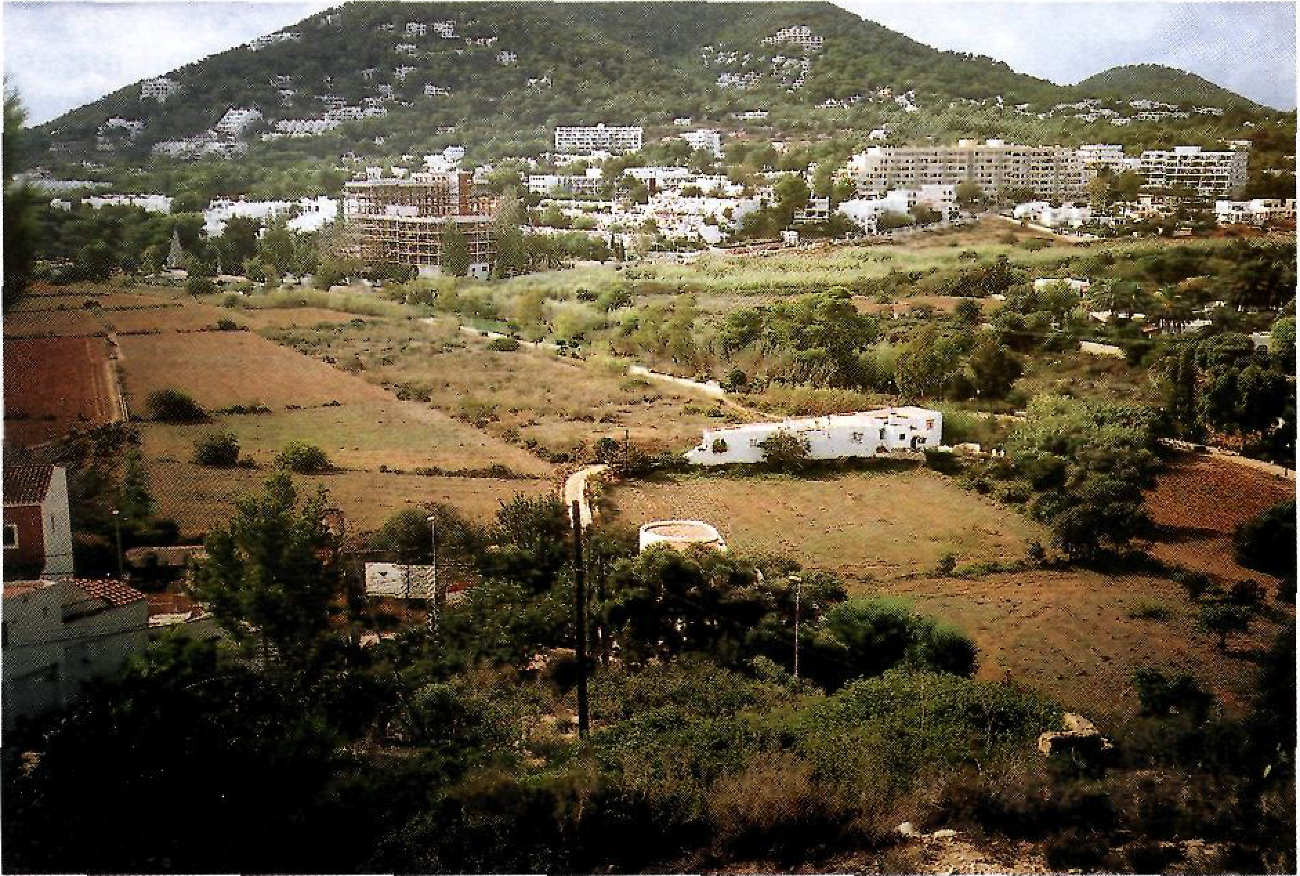 Els molins d'aigua de Can Marge i el pont vell del riu de Santa Eulàlia. (Fotos: revista EIVISSA.)