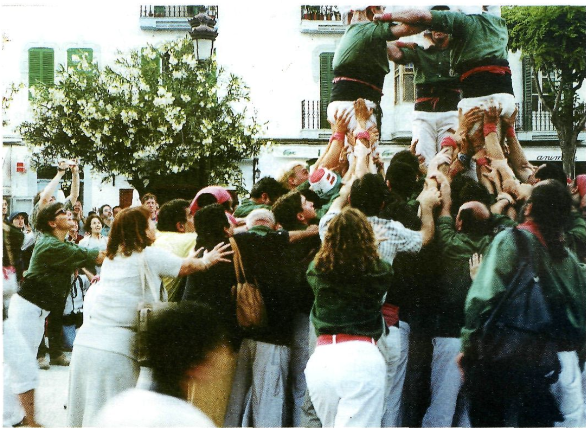 Cultura popular catalana viva i activa: demostració de castellers a Eivissa l'any 2000.