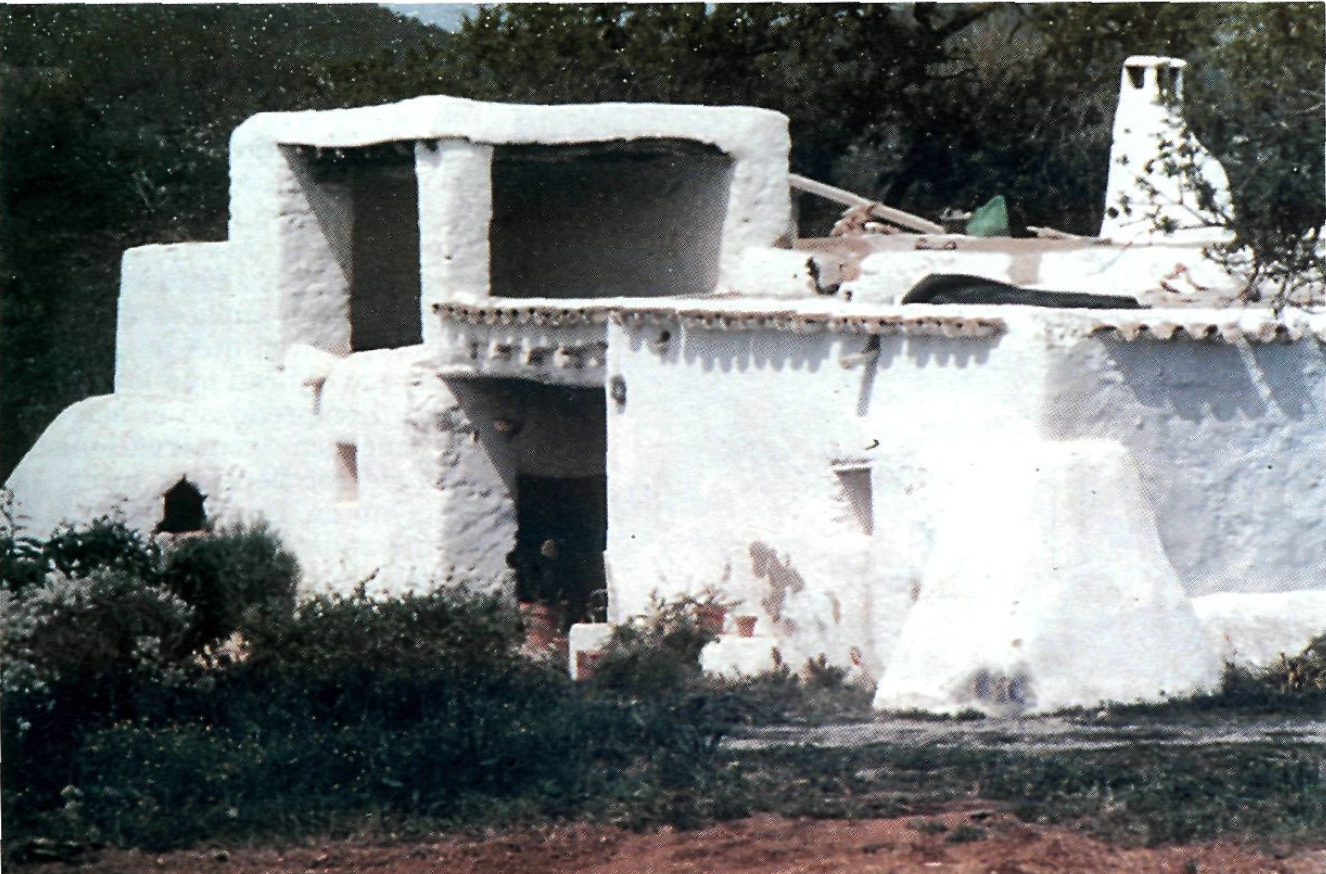 Tal vegada sigui la casa de camp -blanca, de formes geomètriques netes, adaptable- l'element més representatiu del paisatge eivissenc. A la figura, una del nord d'Eivissa, vora la carretera de Sant Miquel.
