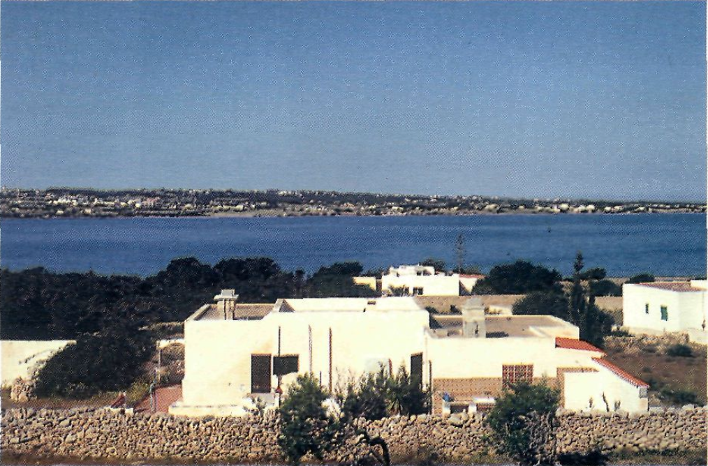 A Formentera terra i mar es mesclen com si no poguessin estar l'una sense l'altra, bé entrant la terra dins la mar com a la punta des Trucadors, bé la mar dins la terra com passa a l'Estany Pudent, en aquesta vista des de ca na Costa.