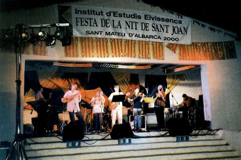 El grup musical Al-Mayurqa en la seua actuació a la Festa de la Nit de Sant Joan 2000. (Foto: Conxita Roig.)