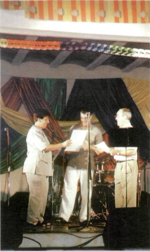 Josep Colonques Garrido, al centre, rep el Premi de la Nit de Sant Joan 2000. (Foto: Conxita Roig.)